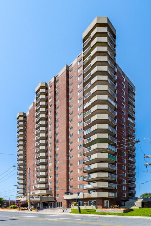 3225 Gouin O in Montréal, QC - Building Photo