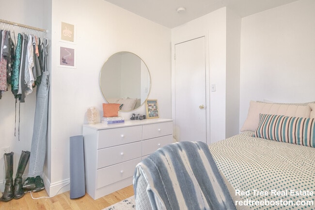 238 Everett St, Unit 2 in Boston, MA - Foto de edificio - Building Photo