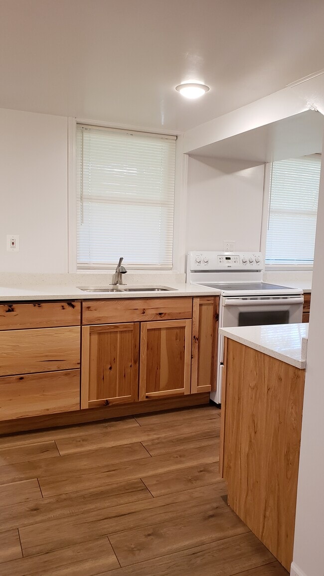 619 N Genesee St, Unit 2