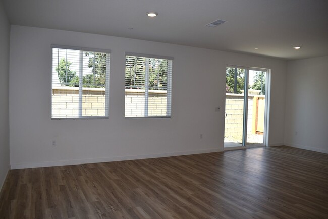 8389 Oksana Wy in Elk Grove, CA - Building Photo - Building Photo