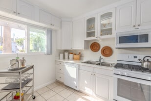 Loma Palisades in San Diego, CA - Building Photo