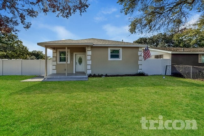 9021 Riverview Dr in Riverview, FL - Foto de edificio - Building Photo