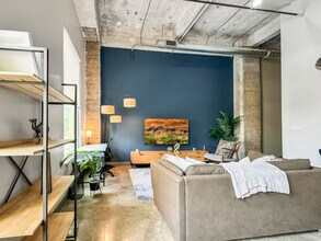 555 Evergreen St in Dallas, TX - Building Photo - Building Photo