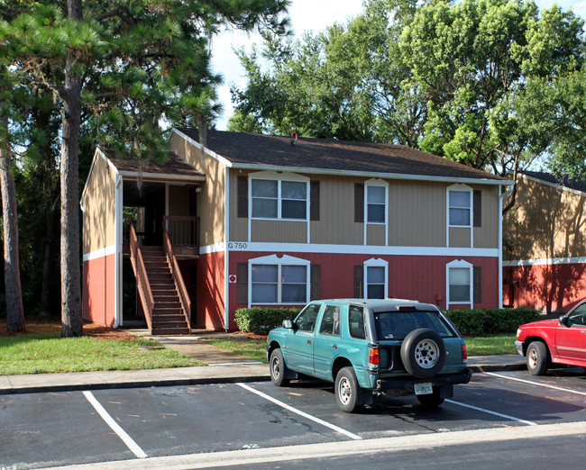 West Kennedy Apartments in Orlando, FL - Foto de edificio - Building Photo