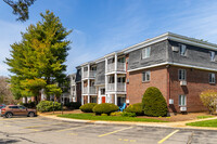 Canton Village Condominium in Canton, MA - Foto de edificio - Building Photo