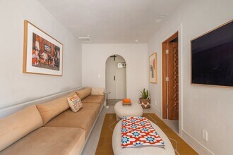 2151 Guthrie Dr in Los Angeles, CA - Building Photo - Building Photo
