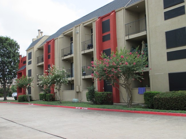 Hubbard's Ridge Apartments in Garland, TX - Building Photo - Building Photo