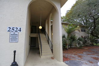 Congress Street Apartments in Ft. Myers, FL - Foto de edificio - Building Photo