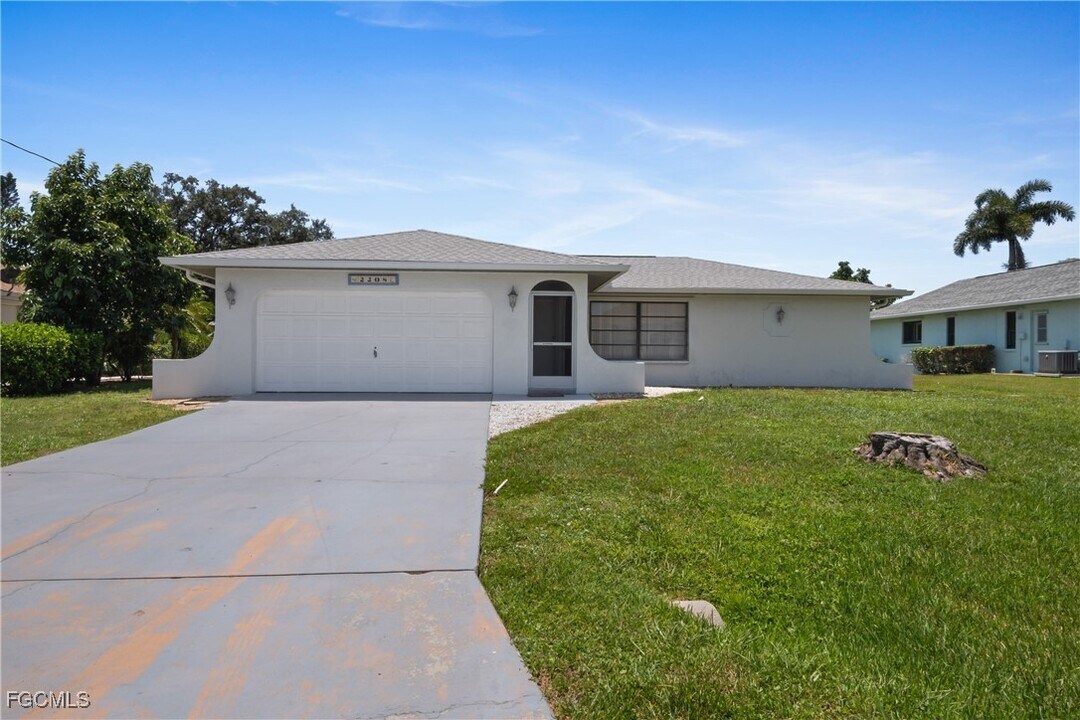 2208 SE 16th St in Cape Coral, FL - Building Photo