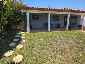 3574 W 14th Ct, Unit Bedroom, rest of home is in Hialeah, FL - Foto de edificio - Building Photo