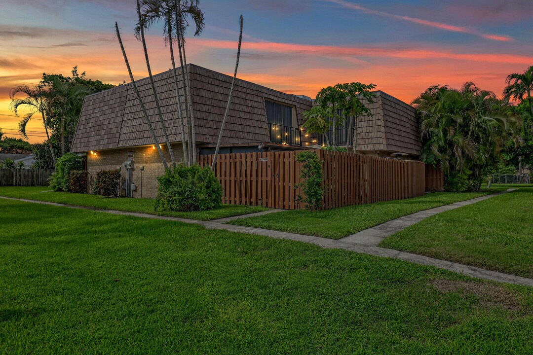923 Springdale Cir in Palm Springs, FL - Building Photo