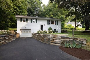 37 Greene Ave in Canaan, CT - Building Photo