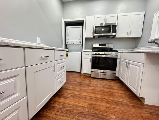 51 Poe Ave, Unit 3rd FL in Newark, NJ - Foto de edificio - Building Photo