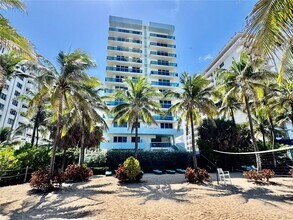 9201 Collins Ave in Surfside, FL - Foto de edificio - Building Photo