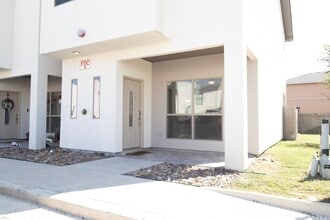 4101 Blue Quail Rd in Laredo, TX - Foto de edificio - Building Photo