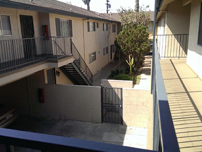 924 Larch St. in Inglewood, CA - Foto de edificio - Building Photo