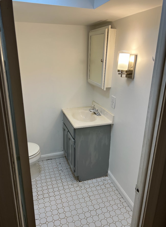 5812 Greentree Rd, Unit C in Bethesda, MD - Foto de edificio - Building Photo