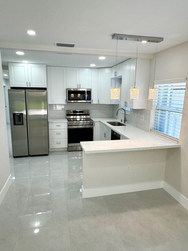 2117 SW 62nd Ave in Miami, FL - Building Photo - Building Photo