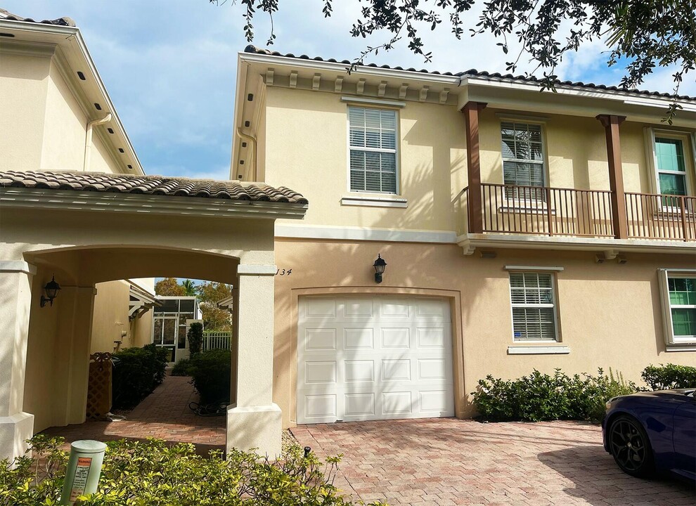 134 Santa Barbara Way in Palm Beach Gardens, FL - Building Photo