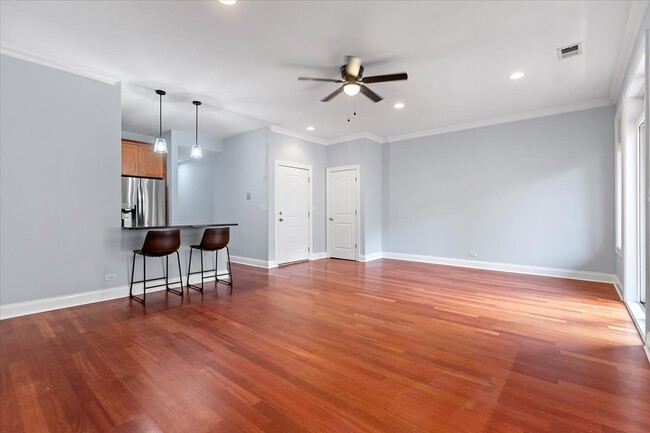 2118 W Rice St, Unit 3 in Chicago, IL - Foto de edificio - Building Photo