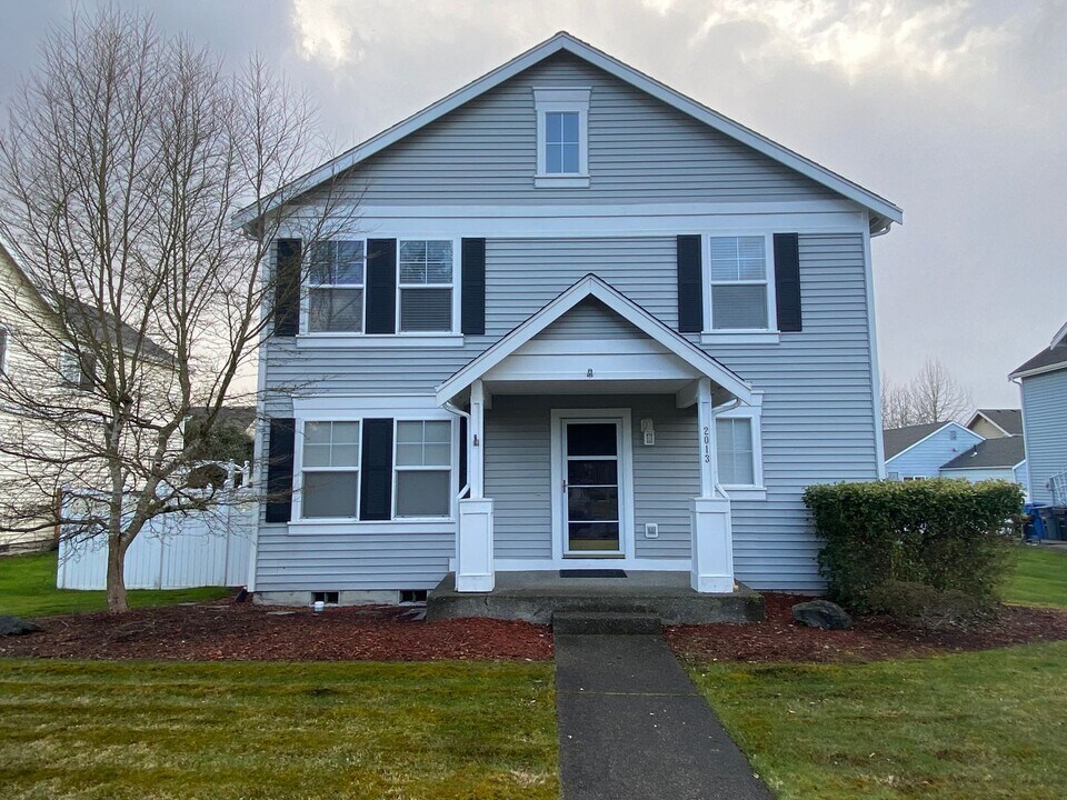 2013 Hammond Ave in Dupont, WA - Foto de edificio