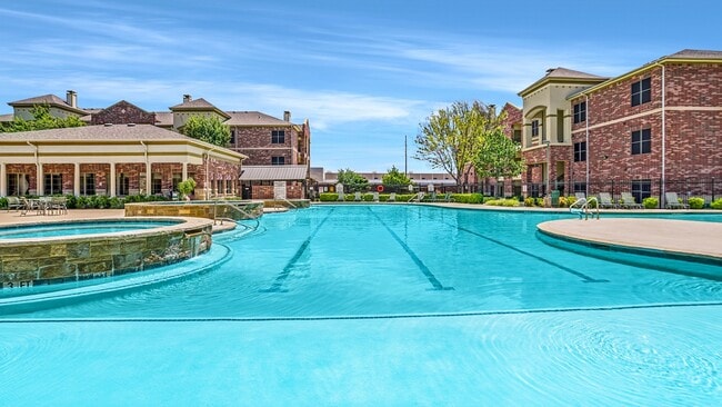 Crest Manor in Lewisville, TX - Foto de edificio - Building Photo