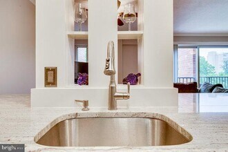 1300 Army Navy Dr in Arlington, VA - Building Photo - Building Photo