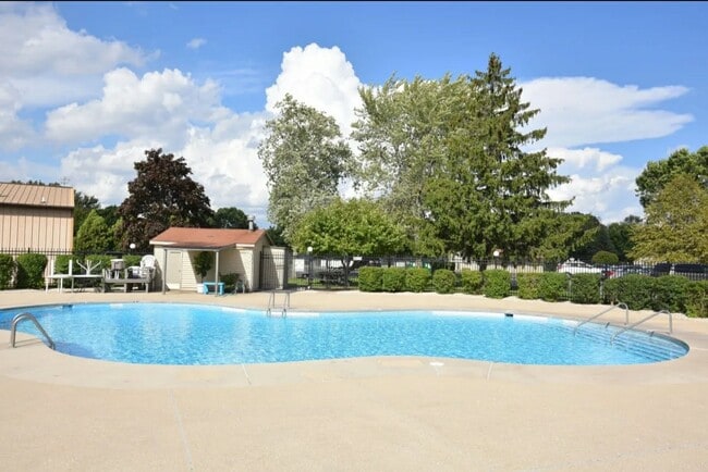 N114W16920 Murillo Dr, Unit 33-3 in Germantown, WI - Foto de edificio - Building Photo