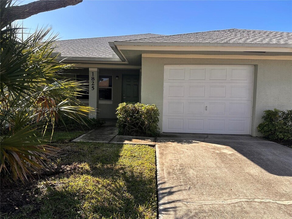 1825 E Royal Tern Ln in Fort Pierce, FL - Building Photo