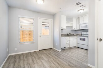 207 N Poplar St in Tomball, TX - Building Photo - Building Photo