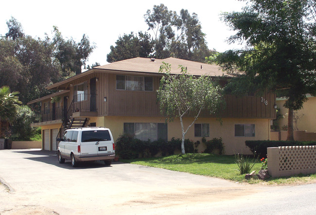 318 Avalon Dr in Vista, CA - Building Photo - Building Photo