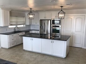 5 E Plaza in Paris, TX - Building Photo