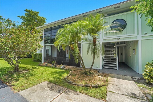 915 NE 199th St in Miami, FL - Building Photo - Building Photo