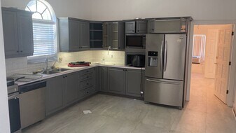 800 NE 2nd Ct in Hallandale Beach, FL - Building Photo