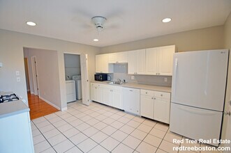 9 Beacon St, Unit 11 #2 in Somerville, MA - Foto de edificio - Building Photo