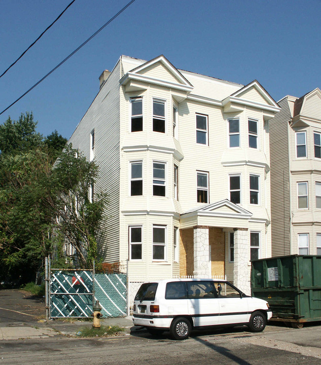 219 Chadwick Ave in Newark, NJ - Building Photo