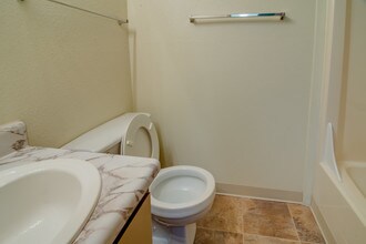 Davis Gardens Apartments in Pensacola, FL - Foto de edificio - Building Photo