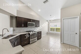 11906 Derbyshire Dr in Tampa, FL - Building Photo - Building Photo