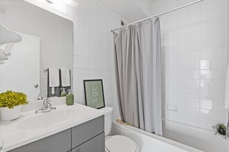 Crest on Peachtree in Atlanta, GA - Building Photo - Building Photo