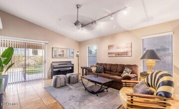8813 E Charter Oak Dr in Scottsdale, AZ - Building Photo - Building Photo