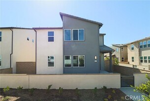 273 Shoveler in Irvine, CA - Building Photo