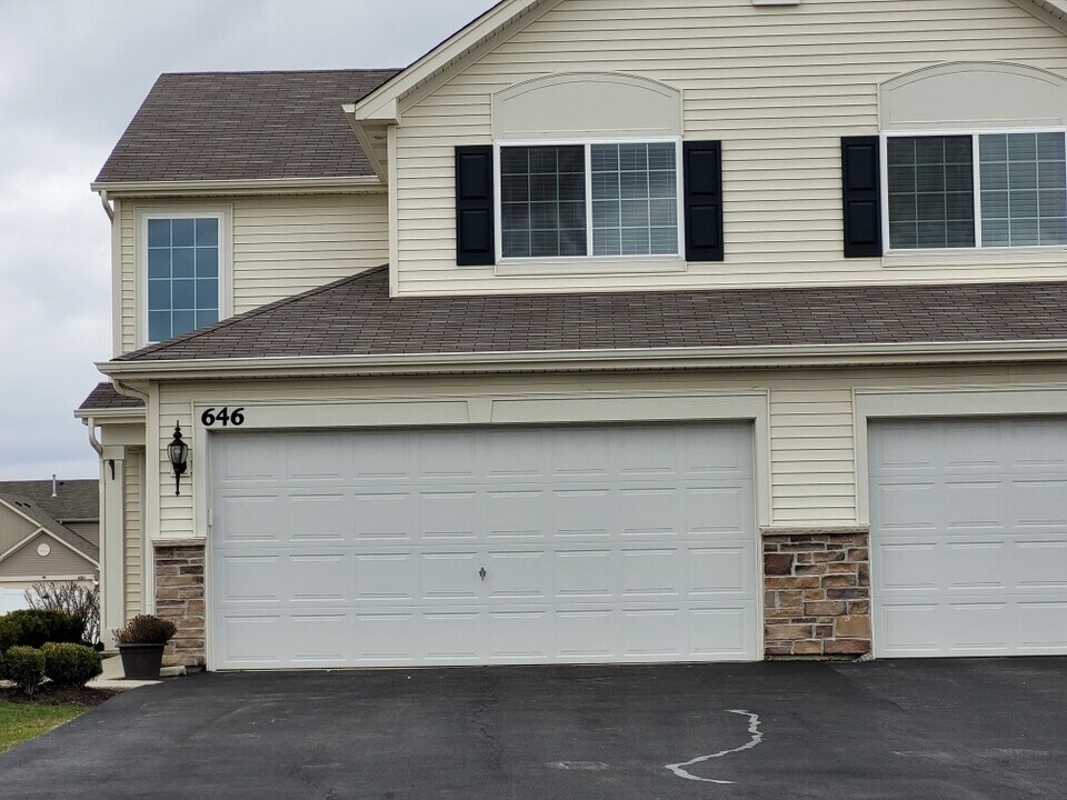 646 Vine St in Hampshire, IL - Building Photo