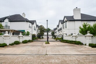 2124 Nantucket Dr in Houston, TX - Building Photo - Building Photo