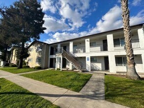 5181 E Hedges Ave in Fresno, CA - Building Photo - Building Photo