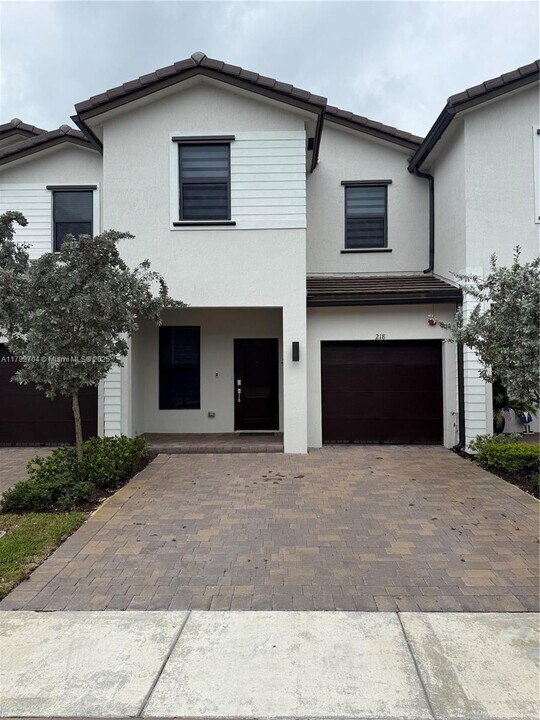 218 SW 159th Dr in Pembroke Pines, FL - Building Photo
