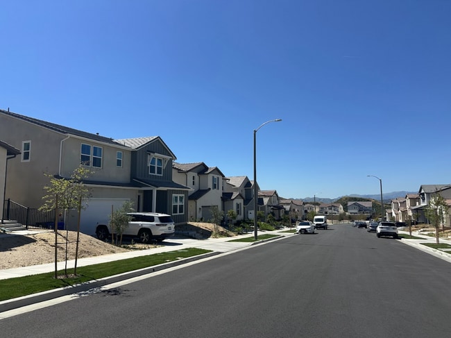 24392 Calle La Roca in Santa Clarita, CA - Foto de edificio - Building Photo