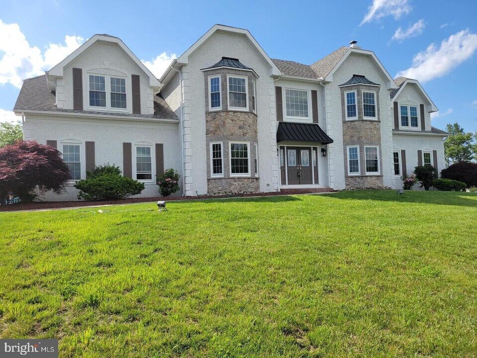 12 Foxview Cir in Hockessin, DE - Building Photo