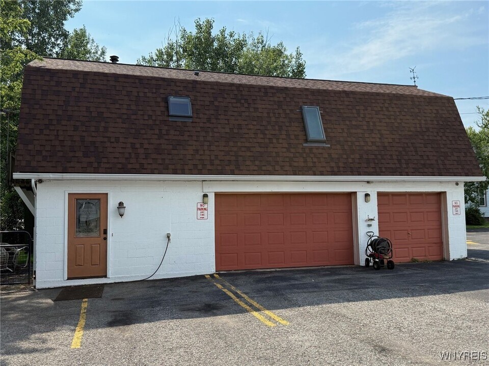 2436 Niagara Rd in Niagara Falls, NY - Foto de edificio