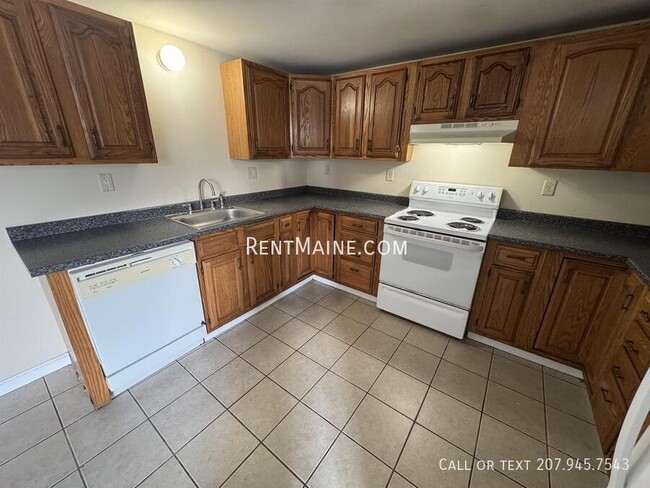 1817 Hammond St in Hermon, ME - Foto de edificio - Building Photo