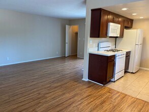411 W Riverside Dr in Burbank, CA - Building Photo - Building Photo